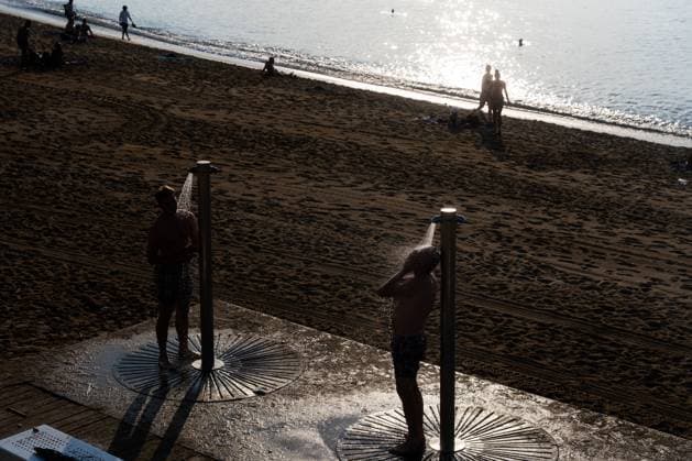 Heatwave Alerts Issued Across Spain BARCELONA, SPAIN JULY 29, 2026: People are seen on Barceloneta Beach and its seafront promenade in Barcelona, Spain, on the first day of Catalonia s fourth heatwave of the season. Authorities issued high-temperature alerts across the region, urging residents and visitors to take precautions as extreme heat is forecast to persist throughout the week. Barcelona Spain Copyright: x xMarcxAsensioxClupesx xJNAxPressx