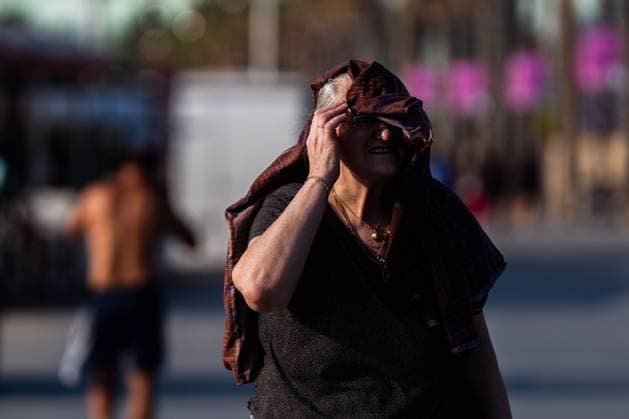 Heatwave Alerts Issued Across Spain BARCELONA, SPAIN JULY 29, 2026: People are seen on Barceloneta Beach and its seafront promenade in Barcelona, Spain, on the first day of Catalonia s fourth heatwave of the season. Authorities issued high-temperature alerts across the region, urging residents and visitors to take precautions as extreme heat is forecast to persist throughout the week. Barcelona Spain Copyright: x xMarcxAsensioxClupesx xJNAxPressx