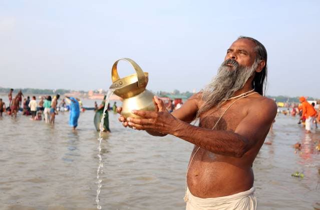 Hindu Devotees Mark Guru Purnima with Ritual Bathing in Prayagraj PRAYAGRAJ, INDIA JULY 29, 2026: Hindu devotees take a holy dip at the Sangam, the confluence of the Ganges, Yamuna and the mythical Saraswati rivers, during the Guru Purnima festival in Prayagraj, India. Guru Purnima is observed by Hindus, Buddhists and Jains to honor spiritual teachers and marks a day of prayer, ritual bathing and religious gatherings. Prayagraj India Copyright: x xJitendraxPrakashx xJNAxPressx