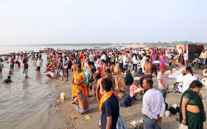 Hindu Devotees Mark Guru Purnima with Ritual Bathing in Prayagraj PRAYAGRAJ, INDIA JULY 29, 2026: Hindu devotees take a holy dip at the Sangam, the confluence of the Ganges, Yamuna and the mythical Saraswati rivers, during the Guru Purnima festival in Prayagraj, India. Guru Purnima is observed by Hindus, Buddhists and Jains to honor spiritual teachers and marks a day of prayer, ritual bathing and religious gatherings. Prayagraj India Copyright: x xJitendraxPrakashx xJNAxPressx