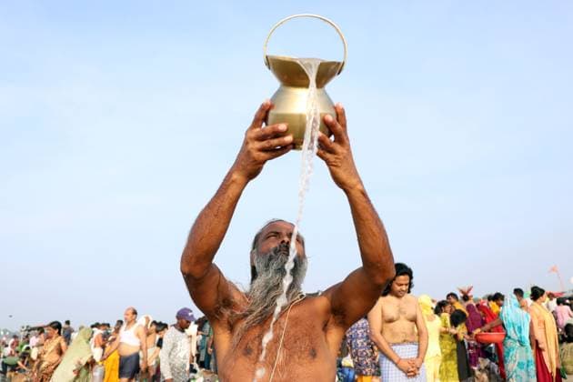 Hindu Devotees Mark Guru Purnima with Ritual Bathing in Prayagraj PRAYAGRAJ, INDIA JULY 29, 2026: Hindu devotees take a holy dip at the Sangam, the confluence of the Ganges, Yamuna and the mythical Saraswati rivers, during the Guru Purnima festival in Prayagraj, India. Guru Purnima is observed by Hindus, Buddhists and Jains to honor spiritual teachers and marks a day of prayer, ritual bathing and religious gatherings. Prayagraj India Copyright: x xJitendraxPrakashx xJNAxPressx
