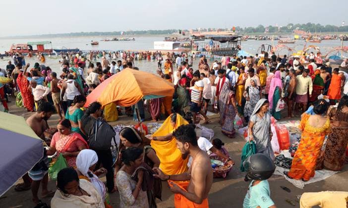 Hindu Devotees Mark Guru Purnima with Ritual Bathing in Prayagraj PRAYAGRAJ, INDIA JULY 29, 2026: Hindu devotees take a holy dip at the Sangam, the confluence of the Ganges, Yamuna and the mythical Saraswati rivers, during the Guru Purnima festival in Prayagraj, India. Guru Purnima is observed by Hindus, Buddhists and Jains to honor spiritual teachers and marks a day of prayer, ritual bathing and religious gatherings. Prayagraj India Copyright: x xJitendraxPrakashx xJNAxPressx