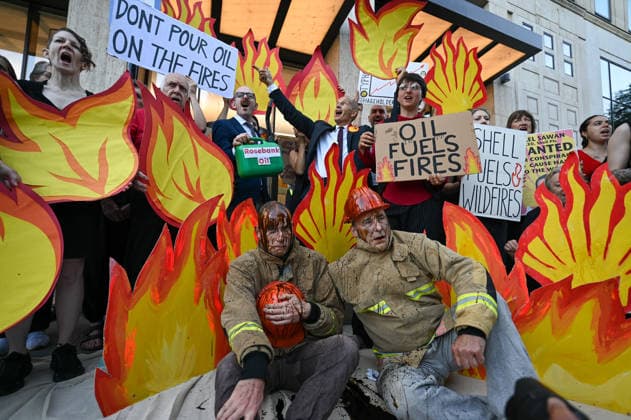 Fossil Free London Protest in UK - 29 Jul 2026 Members of the campaign group Fossil Free London held a demonstration outside Shell s headquarters in London to highlight the impact of fossil fuel production on climate change and the increasing risk of wildfires across Europe. Campaigners from Fossil Free London staged a protest outside Shell Centre, Shell’s headquarters in London. During the demonstration, one participant dressed as a firefighter was covered in a black liquid resembling oil. Behind them, a banner read World on Fire, while placards displayed the messages Shell Fuels Wildfires and Oil Fuels Wildfires . London United Kingdom Copyright: xJamesxWilloughbyx xSOPAxImagesx JWILLOUGHBY_3100