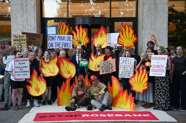 Fossil Free London Protest in UK - 29 Jul 2026 Members of the campaign group Fossil Free London held a demonstration outside Shell s headquarters in London to highlight the impact of fossil fuel production on climate change and the increasing risk of wildfires across Europe. Campaigners from Fossil Free London staged a protest outside Shell Centre, Shell’s headquarters in London. During the demonstration, one participant dressed as a firefighter was covered in a black liquid resembling oil. Behind them, a banner read World on Fire, while placards displayed the messages Shell Fuels Wildfires and Oil Fuels Wildfires . London United Kingdom Copyright: xJamesxWilloughbyx xSOPAxImagesx JWILLOUGHBY_3103