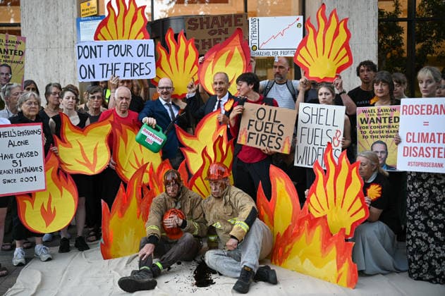 Fossil Free London Protest in UK - 29 Jul 2026 Members of the campaign group Fossil Free London held a demonstration outside Shell s headquarters in London to highlight the impact of fossil fuel production on climate change and the increasing risk of wildfires across Europe. Campaigners from Fossil Free London staged a protest outside Shell Centre, Shell’s headquarters in London. During the demonstration, one participant dressed as a firefighter was covered in a black liquid resembling oil. Behind them, a banner read World on Fire, while placards displayed the messages Shell Fuels Wildfires and Oil Fuels Wildfires . London United Kingdom Copyright: xJamesxWilloughbyx xSOPAxImagesx JWILLOUGHBY_3106