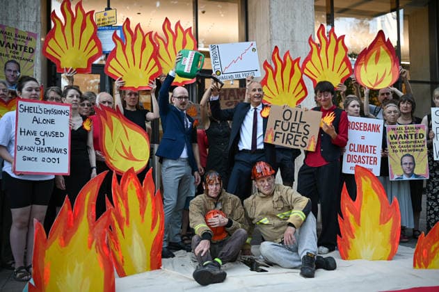 Fossil Free London Protest in UK - 29 Jul 2026 Members of the campaign group Fossil Free London held a demonstration outside Shell s headquarters in London to highlight the impact of fossil fuel production on climate change and the increasing risk of wildfires across Europe. Campaigners from Fossil Free London staged a protest outside Shell Centre, Shell’s headquarters in London. During the demonstration, one participant dressed as a firefighter was covered in a black liquid resembling oil. Behind them, a banner read World on Fire, while placards displayed the messages Shell Fuels Wildfires and Oil Fuels Wildfires . London United Kingdom Copyright: xJamesxWilloughbyx xSOPAxImagesx JWILLOUGHBY_3108