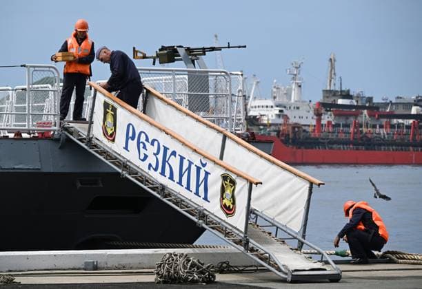 Russia China Naval Drills 9213438 29.07.2026 Crew members of the Rezky corvette moor the vessel during a ceremony welcoming Russian and Chinese navy ships after joint patrols in the Pacific Ocean upon arrival at the port of Vladivostok, Russia. On July 28, the Russian and Chinese navies completed their sixth joint patrol in the Pacific Ocean, a mission that lasted two weeks. Vitaliy Ankov Sputnik Vladivostok Russia  Copyright: xVitaliyxAnkovx