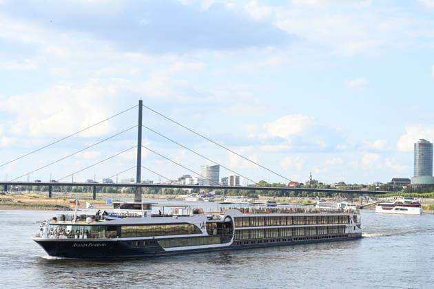 Niedrigwasser gefährdet die Binnenschifffahrt auf dem Rhein. Das Flusskreuzfahrtschiff Avalon Panorama bei niedrigem Wasserstand auf dem Rhein an der Rheinuferpromenade in der Landeshauptstadt Duesseldorf. Der Rhein steht kurz davor, seinen niedrigsten bekannten Wasserstand zu unterschreiten. Nach der Vorhersage der Wasserstraßen- und Schifffahrtsverwaltung des Bundes (WSV) fällt der Pegel in Duisburg-Ruhrort am Freitag auf 152 Zentimeter, dies wäre ein neuer Rekord, bislang lag die Marke bei 153 Zentimeter. Düsseldorf Nordrhein-Westfalen Deutschland *** Low water levels threaten inland shipping on the Rhine The river cruise ship Avalon Panorama on the Rhine during low water levels along the riverfront promenade in the state capital Copyright: xdiebildwerftx