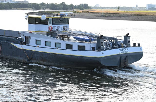 Niedrigwasser gefährdet die Binnenschifffahrt auf dem Rhein. Ein Frachtschiff bei niedrigem Wasserstand auf dem Rhein. Der Rhein steht kurz davor, seinen niedrigsten bekannten Wasserstand zu unterschreiten. Nach der Vorhersage der Wasserstraßen- und Schifffahrtsverwaltung des Bundes (WSV) fällt der Pegel in Duisburg-Ruhrort am Freitag auf 152 Zentimeter, dies wäre ein neuer Rekord, bislang lag die Marke bei 153 Zentimeter. Düsseldorf Nordrhein-Westfalen Deutschland *** Low Water Levels Threaten Inland Waterway Shipping on the Rhine A cargo ship on the Rhine during low water levels The Rhine is on the verge of fall below its lowest recorded water level. According to a forecast by the Federal Waterways and Shipping Administration (WSV), Copyright: xdiebildwerftx