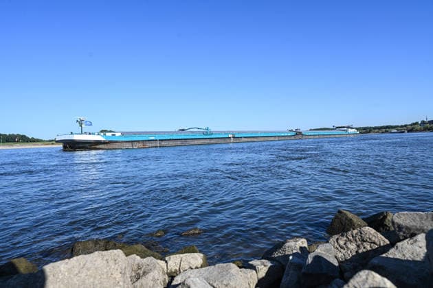 Niedrigwasser gefährdet die Binnenschifffahrt auf dem Rhein. Ein Frachtschiffe bei niedrigem Wasserstand auf dem Rhein. Der Rhein steht kurz davor, seinen niedrigsten bekannten Wasserstand zu unterschreiten. Nach der Vorhersage der Wasserstraßen- und Schifffahrtsverwaltung des Bundes (WSV) fällt der Pegel in Duisburg-Ruhrort am Freitag auf 152 Zentimeter, dies wäre ein neuer Rekord, bislang lag die Marke bei 153 Zentimeter. Duisburg Nordrhein-Westfalen Deutschland *** Low water levels threaten inland waterway shipping on the Rhine A cargo ship on the Rhine during low water levels The Rhine is on the verge of fall below its lowest recorded water level. According to a forecast by the Federal Waterways and Shipping Administration (WSV), t Copyright: xdiebildwerftx