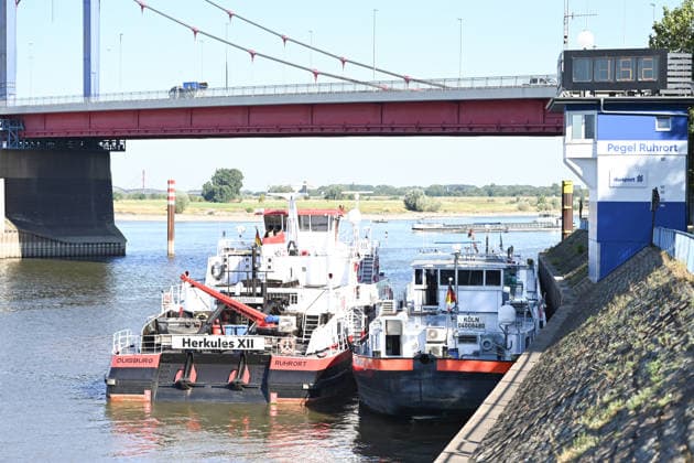 Niedrigwasser gefährdet die Binnenschifffahrt auf dem Rhein. Blick auf den Pegel in Duisburg-Ruhrort. Der Rhein steht kurz davor, seinen niedrigsten bekannten Wasserstand zu unterschreiten. Nach der Vorhersage der Wasserstraßen- und Schifffahrtsverwaltung des Bundes (WSV) fällt der Pegel in Duisburg-Ruhrort am Freitag auf 152 Zentimeter, dies wäre ein neuer Rekord, bislang lag die Marke bei 153 Zentimeter. Duisburg Nordrhein-Westfalen Deutschland *** Low water levels threaten inland navigation on the Rhine: A view of the water level gauge in Duisburg-Ruhrort. The Rhine is on the verge of fall below its lowest recorded water level. According to a forecast by the Federal Waterways and Shipping Administration (WSV), the water level in Dui Copyright: xdiebildwerftx