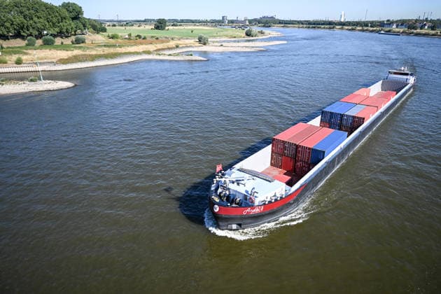 Niedrigwasser gefährdet die Binnenschifffahrt auf dem Rhein. Ein Frachtschiff mit wenig Fracht bei niedrigem Wasserstand auf dem Rhein. Der Rhein steht kurz davor, seinen niedrigsten bekannten Wasserstand zu unterschreiten. Nach der Vorhersage der Wasserstraßen- und Schifffahrtsverwaltung des Bundes (WSV) fällt der Pegel in Duisburg-Ruhrort am Freitag auf 152 Zentimeter, dies wäre ein neuer Rekord, bislang lag die Marke bei 153 Zentimeter. Duisburg Nordrhein-Westfalen Deutschland *** Low water levels threaten inland waterway shipping on the Rhine A cargo ship carrying little cargo on the Rhine during low water levels The Rhine is on the verge of fall below its lowest recorded water level. According to a forecast by the Federal Waterwa Copyright: xdiebildwerftx
