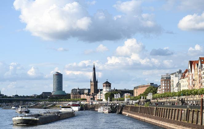 Niedrigwasser gefährdet die Binnenschifffahrt auf dem Rhein. Ein Frachtschiff bei niedrigem Wasserstand auf dem Rhein an der Rheinuferpromenade in der Landeshauptstadt Duesseldorf. Der Rhein steht kurz davor, seinen niedrigsten bekannten Wasserstand zu unterschreiten. Nach der Vorhersage der Wasserstraßen- und Schifffahrtsverwaltung des Bundes (WSV) fällt der Pegel in Duisburg-Ruhrort am Freitag auf 152 Zentimeter, dies wäre ein neuer Rekord, bislang lag die Marke bei 153 Zentimeter. Düsseldorf Nordrhein-Westfalen Deutschland *** Low Water Levels Threaten Inland Waterway Shipping on the Rhine A cargo ship navigating the Rhine during low water levels along the riverside promenade in the state capital of Düsseldorf The Rhine is on the v Copyright: xdiebildwerftx