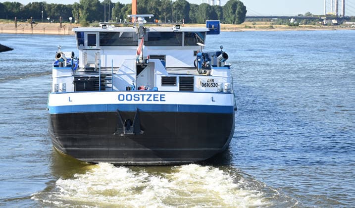 Niedrigwasser gefährdet die Binnenschifffahrt auf dem Rhein. Ein Tankschiff bei niedrigem Wasserstand auf dem Rhein. Der Rhein steht kurz davor, seinen niedrigsten bekannten Wasserstand zu unterschreiten. Nach der Vorhersage der Wasserstraßen- und Schifffahrtsverwaltung des Bundes (WSV) fällt der Pegel in Duisburg-Ruhrort am Freitag auf 152 Zentimeter, dies wäre ein neuer Rekord, bislang lag die Marke bei 153 Zentimeter. Duisburg Nordrhein-Westfalen Deutschland *** Low water levels threaten inland waterway shipping on the Rhine A tanker on the Rhine during low water levels The Rhine is on the verge of fall below its lowest recorded water level. According to a forecast by the Federal Waterways and Shipping Administration (WSV), the wate Copyright: xdiebildwerftx