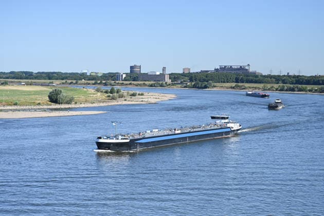 Niedrigwasser gefährdet die Binnenschifffahrt auf dem Rhein. Tankschiffe mit wenig Fracht bei niedrigem Wasserstand auf dem Rhein. Der Rhein steht kurz davor, seinen niedrigsten bekannten Wasserstand zu unterschreiten. Nach der Vorhersage der Wasserstraßen- und Schifffahrtsverwaltung des Bundes (WSV) fällt der Pegel in Duisburg-Ruhrort am Freitag auf 152 Zentimeter, dies wäre ein neuer Rekord, bislang lag die Marke bei 153 Zentimeter. Duisburg Nordrhein-Westfalen Deutschland *** Low water levels threaten inland waterway shipping on the Rhine Tanker ships carrying little cargo on the Rhine amid low water levels The Rhine is on the verge of fall below its lowest recorded water level. According to a forecast by the Federal Waterways and S Copyright: xdiebildwerftx
