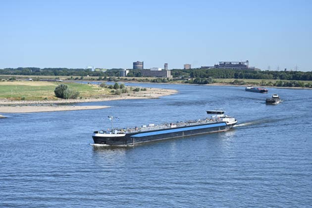 Niedrigwasser gefährdet die Binnenschifffahrt auf dem Rhein. Tankschiffe mit wenig Fracht bei niedrigem Wasserstand auf dem Rhein. Der Rhein steht kurz davor, seinen niedrigsten bekannten Wasserstand zu unterschreiten. Nach der Vorhersage der Wasserstraßen- und Schifffahrtsverwaltung des Bundes (WSV) fällt der Pegel in Duisburg-Ruhrort am Freitag auf 152 Zentimeter, dies wäre ein neuer Rekord, bislang lag die Marke bei 153 Zentimeter. Duisburg Nordrhein-Westfalen Deutschland *** Low water levels threaten inland waterway shipping on the Rhine Tanker ships carrying little cargo on the Rhine amid low water levels The Rhine is on the verge of fall below its lowest recorded water level. According to a forecast by the Federal Waterways and S Copyright: xdiebildwerftx