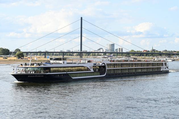 Niedrigwasser gefährdet die Binnenschifffahrt auf dem Rhein. Das Flusskreuzfahrtschiff Avalon Panorama bei niedrigem Wasserstand auf dem Rhein an der Rheinuferpromenade in der Landeshauptstadt Duesseldorf. Der Rhein steht kurz davor, seinen niedrigsten bekannten Wasserstand zu unterschreiten. Nach der Vorhersage der Wasserstraßen- und Schifffahrtsverwaltung des Bundes (WSV) fällt der Pegel in Duisburg-Ruhrort am Freitag auf 152 Zentimeter, dies wäre ein neuer Rekord, bislang lag die Marke bei 153 Zentimeter. Düsseldorf Nordrhein-Westfalen Deutschland *** Low water levels threaten inland shipping on the Rhine The river cruise ship Avalon Panorama on the Rhine during low water levels along the riverfront promenade in the state capital Copyright: xdiebildwerftx