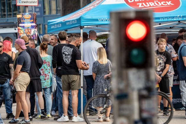 Großer Andrang am Wahlkampfstand der AfD mit Ulrich Siegmund, AfD Spitzenkandidat in Sachsen-Anhalt, Innenstadt Magdeburg, 28. Juli 2026 Deutschland, Magdeburg, 28. Juli 2026, großer Andrang am Wahlkampfstand der AfD mit Ulrich Siegmund, (links in der Menge), AfD-Spitzenkandidat bei den Landtagswahlen in Sachsen-Anhalt am 6. September, Wahlkampfstand an der Ecke Goldschmiedebrücke - Breiter Weg, Wahlslogan: Hol dir dein Land zurück, Dienstagnachmittag ab 15:30 Uhr, rechtsextreme Landespartei, Politiker, rote Ampel in der Nähe, Politik, *** Large crowd at the AfD campaign booth with Ulrich Siegmund, AfD’s top candidate in Saxony-Anhalt, downtown Magdeburg, July 28, 2026 Germany, Magdeburg, July 28, 2026, large crowd at the AfD campaign