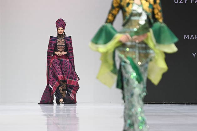 (260729) -- JAKARTA, July 29, 2026 -- Models present creations during the Indonesia Fashion Week 2026 at the Jakarta International Convention Center in Jakarta, Indonesia, July 29, 2026. ) INDONESIA-JAKARTA-FASHION WEEK 2026 VerixSanovri 