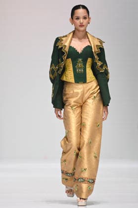 (260729) -- JAKARTA, July 29, 2026 -- A model presents a creation during the Indonesia Fashion Week 2026 at the Jakarta International Convention Center in Jakarta, Indonesia, July 29, 2026. ) INDONESIA-JAKARTA-FASHION WEEK 2026 VerixSanovri 
