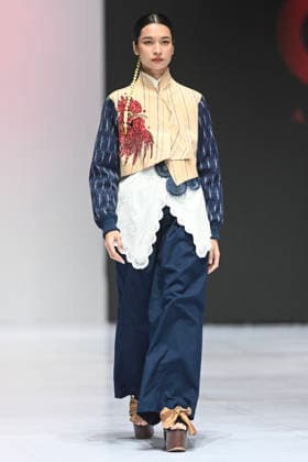 (260729) -- JAKARTA, July 29, 2026 -- A model presents a creation during the Indonesia Fashion Week 2026 at the Jakarta International Convention Center in Jakarta, Indonesia, July 29, 2026. ) INDONESIA-JAKARTA-FASHION WEEK 2026 VerixSanovri 