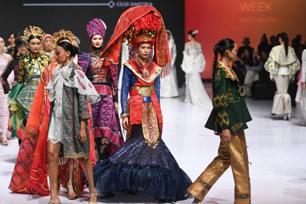 (260729) -- JAKARTA, July 29, 2026 -- Models present creations during the Indonesia Fashion Week 2026 at the Jakarta International Convention Center in Jakarta, Indonesia, July 29, 2026. ) INDONESIA-JAKARTA-FASHION WEEK 2026 VerixSanovri 