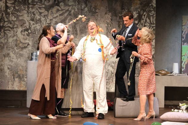 Überraschung für Schauspieler Ulrich Bähnk (Die Rettungsflieger; SOKO Wismar): Nach der Fotoprobe für die Komödie Bis dass der Tod gratulierte das Ensemble um Jacqueline Macaulay, Bürger Lars Dietrich, Hans-Werner Meyer und Katharina Abt dem durch viele Fernsehserien bekannten Schauspieler zum 61. Geburtstag. Auch an seinem Ehrentag musste Bähnk auf der Bühne der Komödie Winterhuder Fährhaus stehen - er spielt in dem Stück Bis dass der Tod einen tollpatschigen Auftragskiller, Premiere ist am 31. Juli 2026, Hamburg 29.7.2026 *** A Surprise for Actor Ulrich Bähnk: The Rescue Pilots, SOKO Wismar. After the photo shoot for the comedy *Bis dass der Tod*, the cast—including Jacqueline Macaulay, Bürger Lars Dietrich, Hans Werner Meyer, and Kath