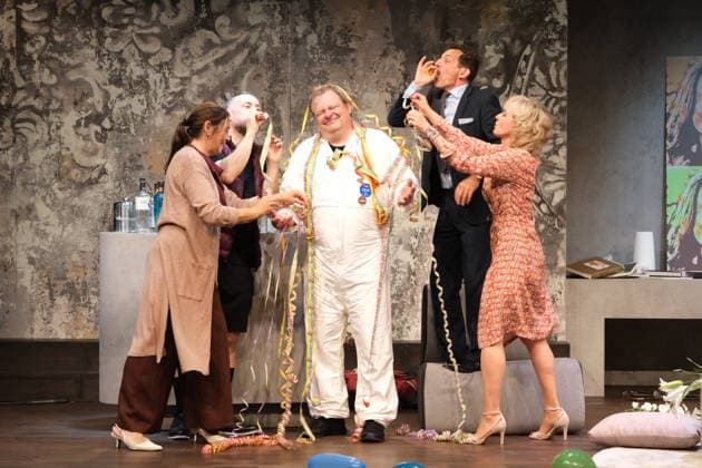 Überraschung für Schauspieler Ulrich Bähnk (Die Rettungsflieger; SOKO Wismar): Nach der Fotoprobe für die Komödie Bis dass der Tod gratulierte das Ensemble um Jacqueline Macaulay, Bürger Lars Dietrich, Hans-Werner Meyer und Katharina Abt dem durch viele Fernsehserien bekannten Schauspieler zum 61. Geburtstag. Auch an seinem Ehrentag musste Bähnk auf der Bühne der Komödie Winterhuder Fährhaus stehen - er spielt in dem Stück Bis dass der Tod einen tollpatschigen Auftragskiller, Premiere ist am 31. Juli 2026, Hamburg 29.7.2026 *** A Surprise for Actor Ulrich Bähnk: The Rescue Pilots, SOKO Wismar. After the photo shoot for the comedy *Bis dass der Tod*, the cast—including Jacqueline Macaulay, Bürger Lars Dietrich, Hans Werner Meyer, and Kath