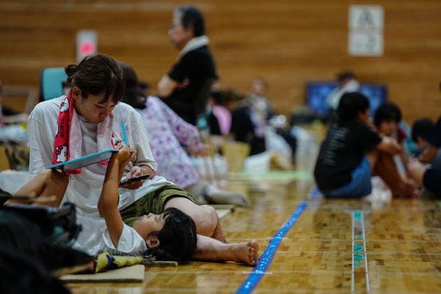 (260729) -- KUMAMOTO, July 29, 2026 -- People rest at a temporary shelter in Uki City, Kumamoto Prefecture, Japan, July 29, 2026. An earthquake with a magnitude of 7.1 struck Kumamoto Prefecture in southwestern Japan at 4:27 p.m. on Tuesday, wreaking havoc as authorities continued search and rescue operations amid reports of deaths, missing people, collapsed buildings, power outages and traffic disruptions. ) (SpotNews) JAPAN-KUMAMOTO-EARTHQUAKE-TEMPORARY SHELTER JiaxHaocheng 