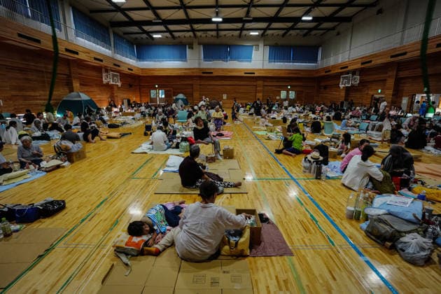 (260729) -- KUMAMOTO, July 29, 2026 -- People rest at a temporary shelter in Uki City, Kumamoto Prefecture, Japan, July 29, 2026. An earthquake with a magnitude of 7.1 struck Kumamoto Prefecture in southwestern Japan at 4:27 p.m. on Tuesday, wreaking havoc as authorities continued search and rescue operations amid reports of deaths, missing people, collapsed buildings, power outages and traffic disruptions. ) (SpotNews) JAPAN-KUMAMOTO-EARTHQUAKE-TEMPORARY SHELTER JiaxHaocheng 