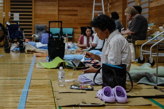 (260729) -- KUMAMOTO, July 29, 2026 -- People rest at a temporary shelter in Uki City, Kumamoto Prefecture, Japan, July 29, 2026. An earthquake with a magnitude of 7.1 struck Kumamoto Prefecture in southwestern Japan at 4:27 p.m. on Tuesday, wreaking havoc as authorities continued search and rescue operations amid reports of deaths, missing people, collapsed buildings, power outages and traffic disruptions. ) (SpotNews) JAPAN-KUMAMOTO-EARTHQUAKE-TEMPORARY SHELTER JiaxHaocheng 