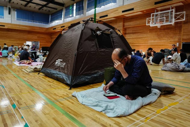 (260729) -- KUMAMOTO, July 29, 2026 -- People rest at a temporary shelter in Uki City, Kumamoto Prefecture, Japan, July 29, 2026. An earthquake with a magnitude of 7.1 struck Kumamoto Prefecture in southwestern Japan at 4:27 p.m. on Tuesday, wreaking havoc as authorities continued search and rescue operations amid reports of deaths, missing people, collapsed buildings, power outages and traffic disruptions. ) (SpotNews) JAPAN-KUMAMOTO-EARTHQUAKE-TEMPORARY SHELTER JiaxHaocheng 