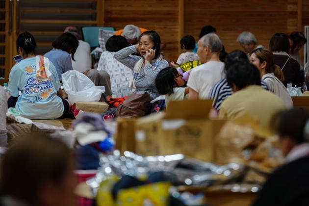 (260729) -- KUMAMOTO, July 29, 2026 -- People rest at a temporary shelter in Uki City, Kumamoto Prefecture, Japan, July 29, 2026. An earthquake with a magnitude of 7.1 struck Kumamoto Prefecture in southwestern Japan at 4:27 p.m. on Tuesday, wreaking havoc as authorities continued search and rescue operations amid reports of deaths, missing people, collapsed buildings, power outages and traffic disruptions. ) (SpotNews) JAPAN-KUMAMOTO-EARTHQUAKE-TEMPORARY SHELTER JiaxHaocheng 