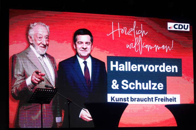 Hallervorden und Schulze Halle, 28.07.2026 Dieter Didi Hallervorden und Sachsens-Anhalts Ministerpräsident Sven Schulze (CDU) führen gemeinsam eine Gesprächsreihe unter dem Motto Kunst braucht Freiheit durch Sachsen-Anhalt Germany *** Hallervorden and Schulze Halle, July 28, 2026 Dieter Didi Hallervorden and Saxony-Anhalt’s Minister-President Sven Schulze (CDU) are jointly hosting a series of talks under the theme Art Needs Freedom throughout Saxony-Anhalt, Germany Copyright: xMatthiasxGränzdörferx