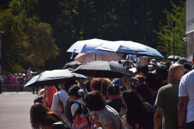 July 29, 2026, London, England, United Kingdom: People shield from the scorching sun under umbrellas outside Buckingham Palace as the UK is hit by another heatwave. London United Kingdom - ZUMAv130 20260729_zip_v130_001 Copyright: xVukxValcicx