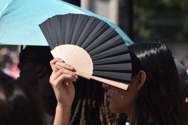 July 29, 2026, London, England, United Kingdom: A woman shields from the scorching sun with a fan outside Buckingham Palace as the UK is hit by another heatwave. London United Kingdom - ZUMAv130 20260729_zip_v130_004 Copyright: xVukxValcicx