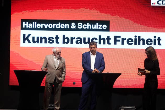 Hallervorden und Schulze Halle, 28.07.2026 Dieter Didi Hallervorden und Sachsens-Anhalts Ministerpräsident Sven Schulze (CDU) führen gemeinsam eine Gesprächsreihe unter dem Motto Kunst braucht Freiheit durch Sachsen-Anhalt Germany *** Hallervorden and Schulze Halle, July 28, 2026 Dieter Didi Hallervorden and Saxony-Anhalt’s Minister-President Sven Schulze (CDU) are jointly hosting a series of talks under the theme Art Needs Freedom throughout Saxony-Anhalt, Germany Copyright: xMatthiasxGränzdörferx