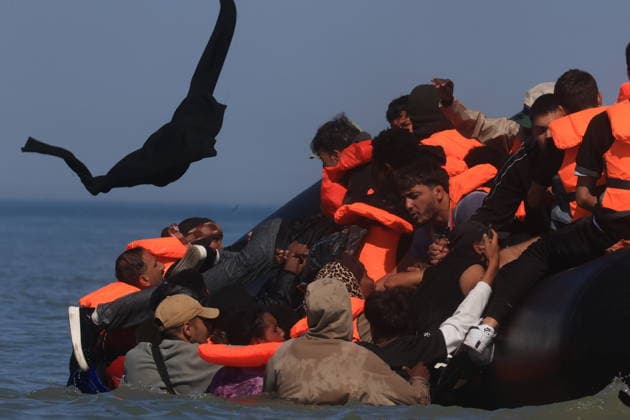 Migrants rescued from water during English Channel crossing attempt in France HARDELOT, FRANCE - JULY 29: Migrants are rescued from the water after attempting to cross the English Channel aboard an inflatable boat at Hardelot-Plage in northern France on July 29, 2026. Marcin Nowak Anadolu Hardelot France. Editorial use only. Please get in touch for any other usage.  Copyright: x2026xAnadoluxMarcinxNowakx