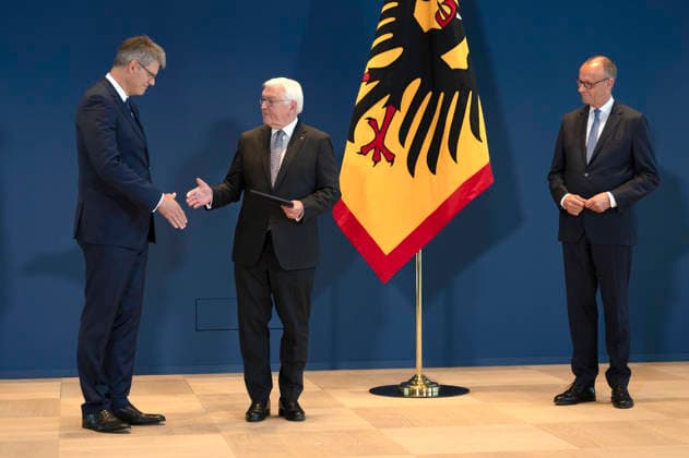 Patrick Schnieder, Frank-Walter Steinmeier und Friedrich Merz bei der Aushändigung von Entlassungs- und Ernennungsurkunden durch den Bundespräsidenten im Amtssitz am Spreebogen. Berlin, 29.07.2026 *** Patrick Schnieder, Frank Walter Steinmeier, and Friedrich Merz at the presentation of letters of dismissal and appointment by the Federal President at his official residence on the Spreebogen in Berlin, July 29, 2026 Foto:xB.xElmenthalerx xFuturexImagex ministerernennung_6723