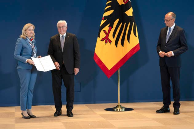 Nina Warken, Frank-Walter Steinmeier und Friedrich Merz bei der Aushändigung von Entlassungs- und Ernennungsurkunden durch den Bundespräsidenten im Amtssitz am Spreebogen. Berlin, 29.07.2026 *** Nina Warken, Frank Walter Steinmeier, and Friedrich Merz at the presentation of letters of dismissal and appointment by the Federal President at his official residence on the Spreebogen in Berlin, July 29, 2026 Foto:xB.xElmenthalerx xFuturexImagex ministerernennung_6728