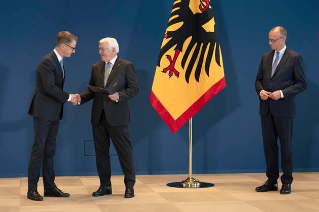 Carsten Linnemann, Frank-Walter Steinmeier und Friedrich Merz bei der Aushändigung von Entlassungs- und Ernennungsurkunden durch den Bundespräsidenten im Amtssitz am Spreebogen. Berlin, 29.07.2026 *** Carsten Linnemann, Frank Walter Steinmeier, and Friedrich Merz at the presentation of letters of dismissal and appointment by the Federal President at his official residence on the Spreebogen in Berlin, July 29, 2026 Foto:xB.xElmenthalerx xFuturexImagex ministerernennung_6732