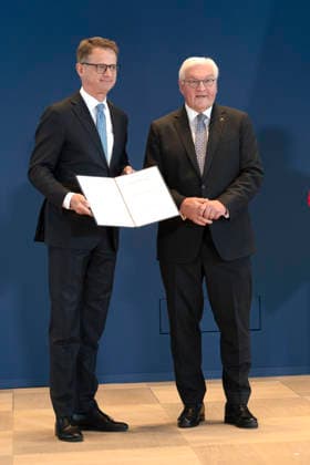 Carsten Linnemann und Frank-Walter Steinmeier bei der Aushändigung von Entlassungs- und Ernennungsurkunden durch den Bundespräsidenten im Amtssitz am Spreebogen. Berlin, 29.07.2026 *** Carsten Linnemann and Frank Walter Steinmeier at the presentation of letters of dismissal and appointment by the Federal President at the official residence on the Spreebogen in Berlin, July 29, 2026 Foto:xB.xElmenthalerx xFuturexImagex ministerernennung_6733