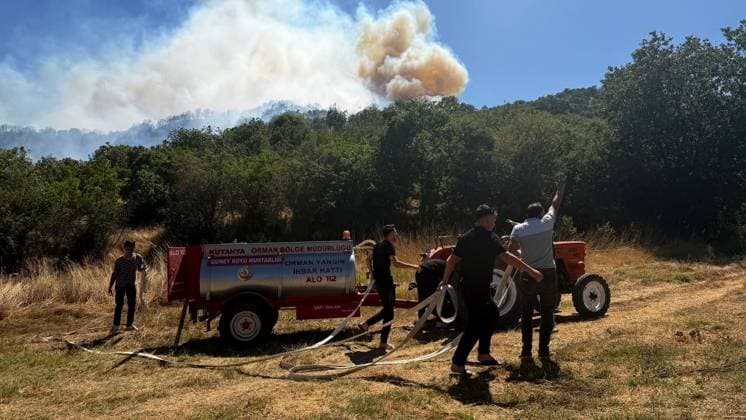 Firefighting efforts continue in Turkiye s Kutahya KUTAHYA, TURKIYE - JULY 29: Smoke rises from the fire area while firefighters and Turkish General Directorate of Forestry teams continue their efforts to extinguish the fire that broke out in the forest area from air and land in the Domanic district of Kutahya, Turkiye on July 29, 2026. Serdar Yigit Anadolu Kutahya Turkey. Editorial use only. Please get in touch for any other usage.  Copyright: x2026xAnadoluxSerdarxYigitx