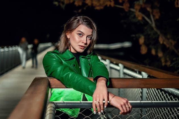 Portrait of a stylish woman in green jacket at night Orenburg, Orenburg Oblast, Russia R_LQBD260722-2086783-01 ,model released, Symbolfoto ,property released