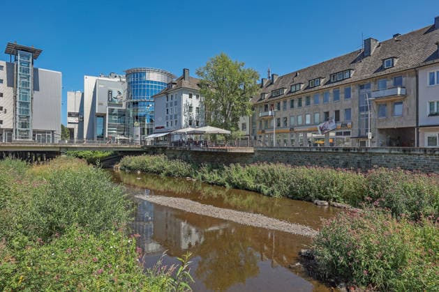 Sommer im Siegerland. Ein erneut heisser (heißer) Tag im Siegerland. Der Fluss Sieg in der Siegener Innenstadt fuehrt (führt) Niedrigwasser aufgrund anhaltender Trockenheit. Sommer im Siegerland am 29.07.2026 in Siegen Deutschland. *** Summer in the Siegerland: Another scorching hot day in the Siegerland. The Sieg River in downtown Siegen is at low water levels due to the ongoing drought. Summer in the Siegerland on July 29, 2026, in Siegen, Germany