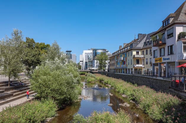 Sommer im Siegerland. Ein erneut heisser (heißer) Tag im Siegerland. Der Fluss Sieg in der Siegener Innenstadt fuehrt (führt) Niedrigwasser aufgrund anhaltender Trockenheit. Sommer im Siegerland am 29.07.2026 in Siegen Deutschland. *** Summer in the Siegerland: Another scorching hot day in the Siegerland. The Sieg River in downtown Siegen is at low water levels due to the ongoing drought. Summer in the Siegerland on July 29, 2026, in Siegen, Germany