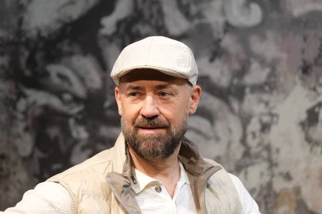 Bürger Lars Dietrich bei der Fotoprobe für die Komödie Bis dass der Tod, Komödie Winterhuder Fährhaus. Es geht um einen tollpatschigen Auftragskiller, der von verschiedenen Angehörigen einer Familie beauftragt wird, den jeweils anderen umzubringen. Der einzige Grund: dem Erben oder der Erbin winkt ein Millionenvermögen, Premiere ist am 31. Juli 2026, Hamburg 29.7.2026 *** Actor Lars Dietrich at the photo shoot for the comedy *Bis dass der Tod*, Winterhuder Fährhaus Comedy. It’s about a clumsy hitman who is hired by various members of a family to kill each other—the only reason being that the heir stands to inherit a fortune worth millions. The premiere is on July 31, 2026, Hamburg, July 29, 2026