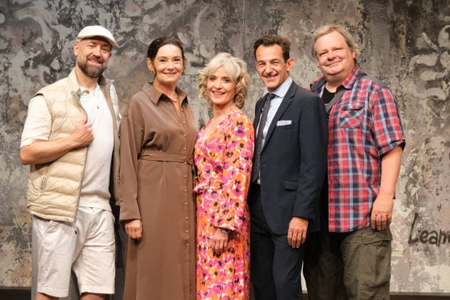 Bürger Lars Dietrich, Jacqueline Macaulay, Katharina Abt, Hans-Werner Meyer und Ulrich Bähnk bei der Fotoprobe für die Komödie Bis dass der Tod, Komödie Winterhuder Fährhaus. Es geht um einen tollpatschigen Auftragskiller, der von verschiedenen Angehörigen einer Familie beauftragt wird, den jeweils anderen umzubringen. Der einzige Grund: dem Erben oder der Erbin winkt ein Millionenvermögen, Premiere ist am 31. Juli 2026, Hamburg 29.7.2026 *** Bürger Lars Dietrich, Jacqueline Macaulay, Katharina Abt, Hans Werner Meyer, and Ulrich Bähnk at the photo shoot for the comedy *Bis dass der Tod*, Winterhuder Fährhaus Comedy. The story revolves around a clumsy hitman who is hired by various members of a family to kill each other—the only reason bei