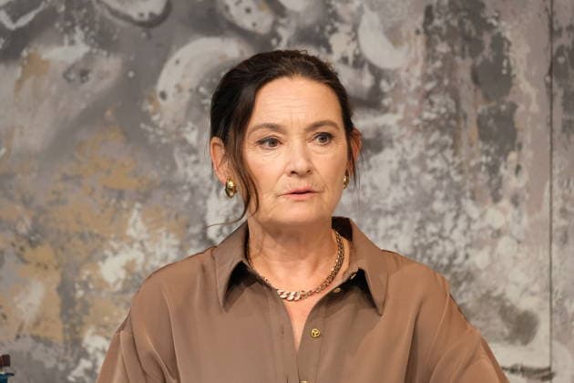 Jacqueline Macaulay bei der Fotoprobe für die Komödie Bis dass der Tod, Komödie Winterhuder Fährhaus. Es geht um einen tollpatschigen Auftragskiller, der von verschiedenen Angehörigen einer Familie beauftragt wird, den jeweils anderen umzubringen. Der einzige Grund: dem Erben oder der Erbin winkt ein Millionenvermögen, Premiere ist am 31. Juli 2026, Hamburg 29.7.2026 *** Jacqueline Macaulay at the photo shoot for the comedy *Until Death Do Us Part*, Comedy at the Winterhuder Fährhaus. It’s about a clumsy hitman who is hired by various members of a family to kill each other—the only reason being that the heir stands to inherit a fortune worth millions. The premiere is on July 31, 2026, Hamburg, July 29, 2026