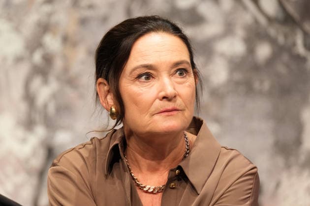 Jacqueline Macaulay bei der Fotoprobe für die Komödie Bis dass der Tod, Komödie Winterhuder Fährhaus. Es geht um einen tollpatschigen Auftragskiller, der von verschiedenen Angehörigen einer Familie beauftragt wird, den jeweils anderen umzubringen. Der einzige Grund: dem Erben oder der Erbin winkt ein Millionenvermögen, Premiere ist am 31. Juli 2026, Hamburg 29.7.2026 *** Jacqueline Macaulay at the photo shoot for the comedy *Until Death Do Us Part*, Comedy at the Winterhuder Fährhaus. It’s about a clumsy hitman who is hired by various members of a family to kill each other—the only reason being that the heir stands to inherit a fortune worth millions. The premiere is on July 31, 2026, Hamburg, July 29, 2026